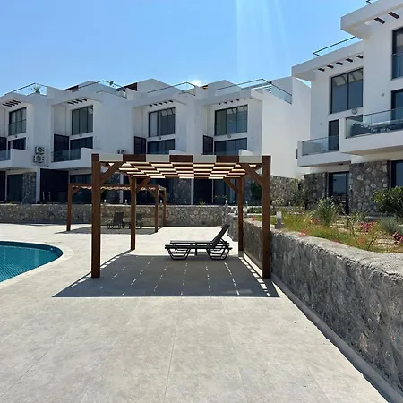 Apartament Azure Pearl - Wake Up By The Sea Oceanfront Garden Retreat With Pool *