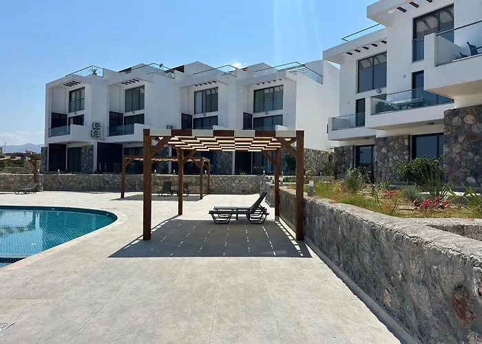 Apartament Azure Pearl - Wake Up By The Sea Oceanfront Garden Retreat With Pool *