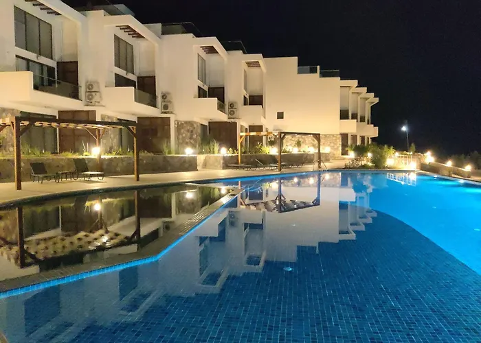 Apartament Azure Pearl - Wake Up By The Sea Oceanfront Garden Retreat With Pool *