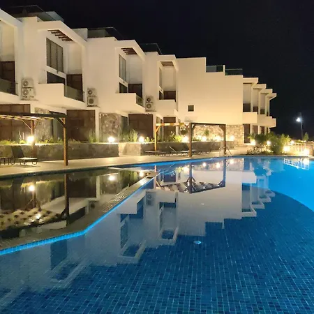 Lägenhet Azure Pearl - Wake Up By The Sea Oceanfront Garden Retreat With Pool *