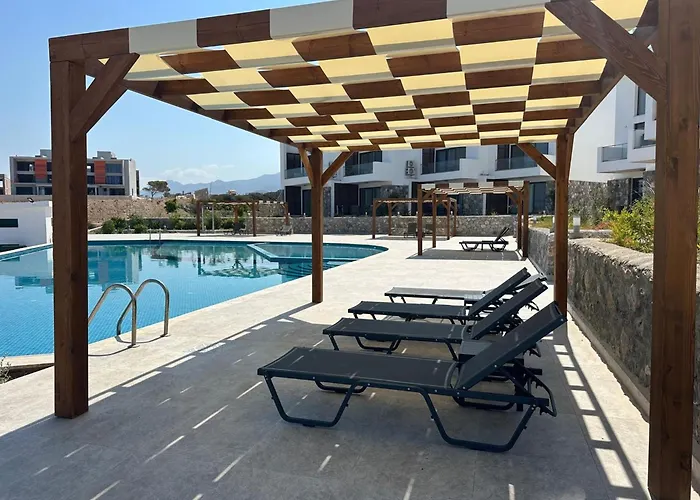 Azure Pearl - Wake Up By The Sea Oceanfront Garden Retreat With Pool Apartmán